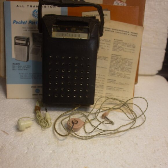 Vintage GE Transistor Pocket Portable Radio - Picture 8 of 9